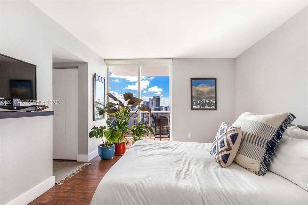 For Sale: $1,099,000 (2 beds, 2 baths, 1110 Square Feet)