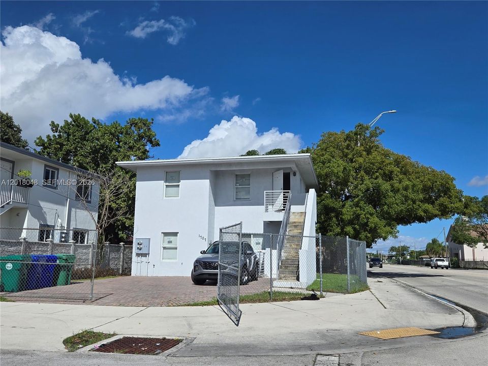 For Rent: $2,600 (3 beds, 2 baths, 2370 Square Feet)