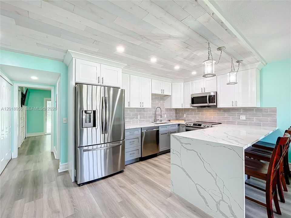 For Rent: $1,700 (1 beds, 1 baths, 700 Square Feet)