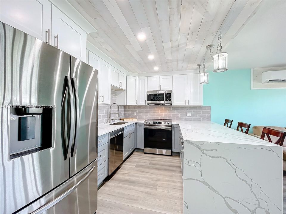For Rent: $1,700 (1 beds, 1 baths, 700 Square Feet)