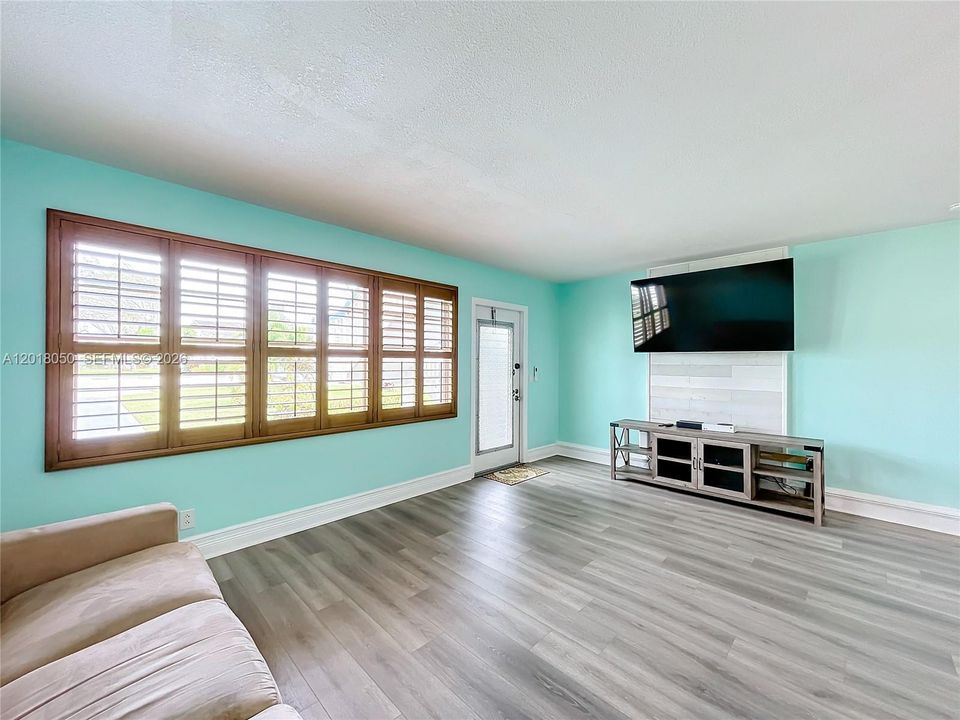 For Rent: $1,700 (1 beds, 1 baths, 700 Square Feet)