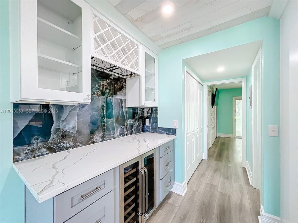 For Rent: $1,700 (1 beds, 1 baths, 700 Square Feet)