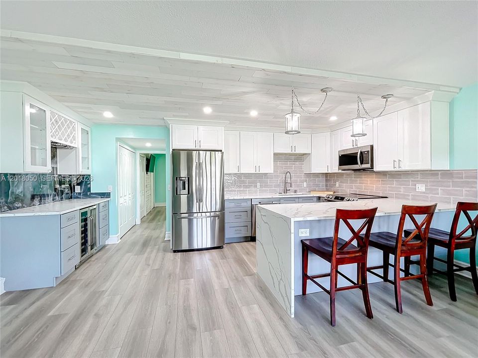 For Rent: $1,700 (1 beds, 1 baths, 700 Square Feet)