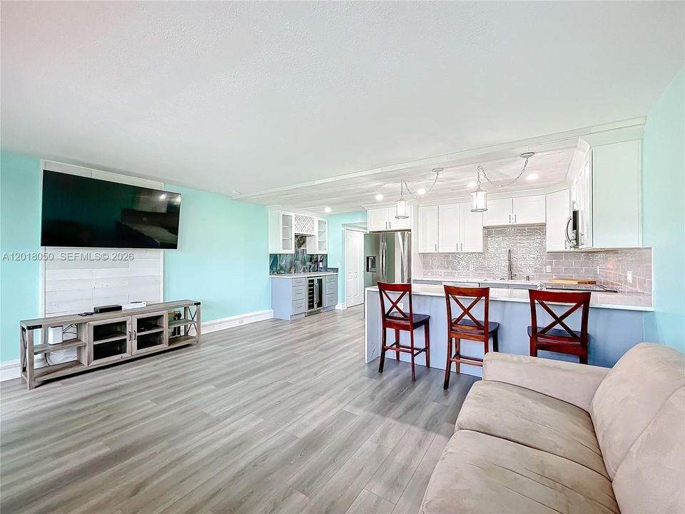 For Rent: $1,700 (1 beds, 1 baths, 700 Square Feet)