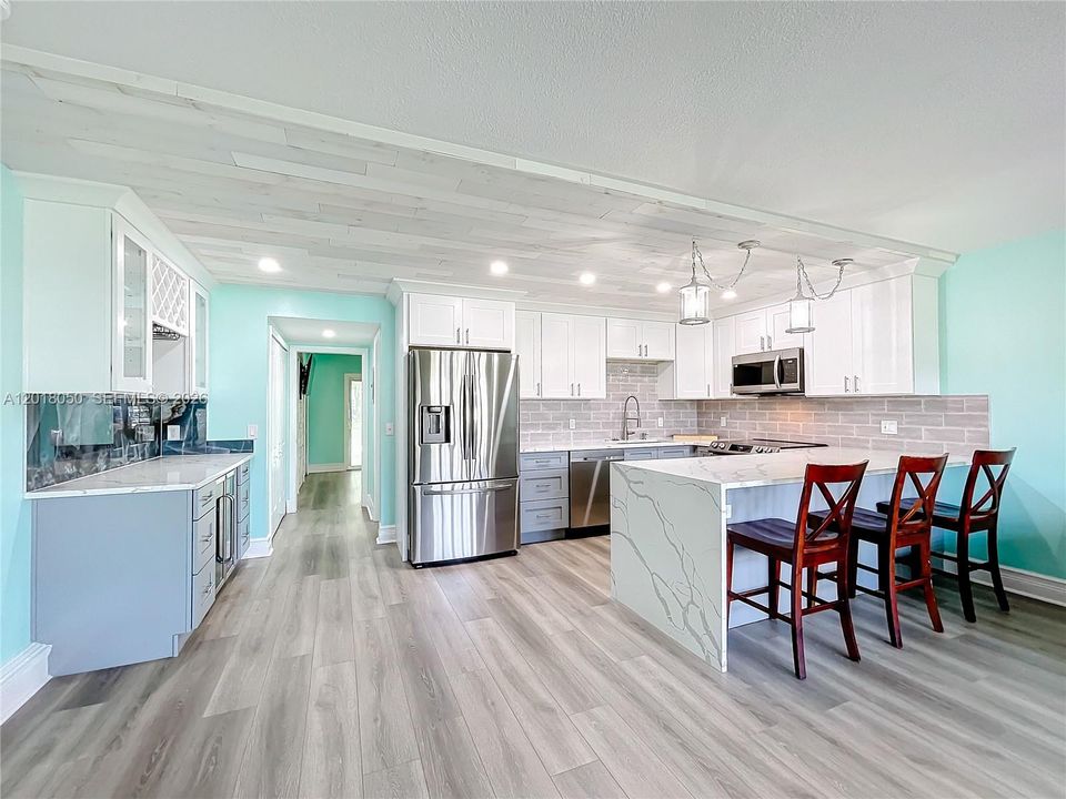 For Rent: $1,700 (1 beds, 1 baths, 700 Square Feet)