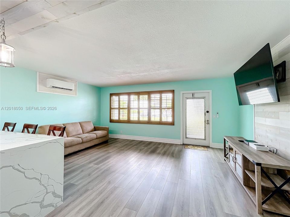 For Rent: $1,700 (1 beds, 1 baths, 700 Square Feet)
