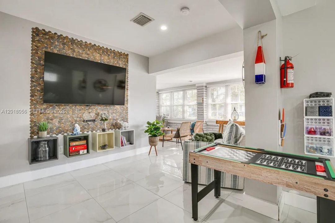 For Sale: $485,000 (2 beds, 2 baths, 695 Square Feet)