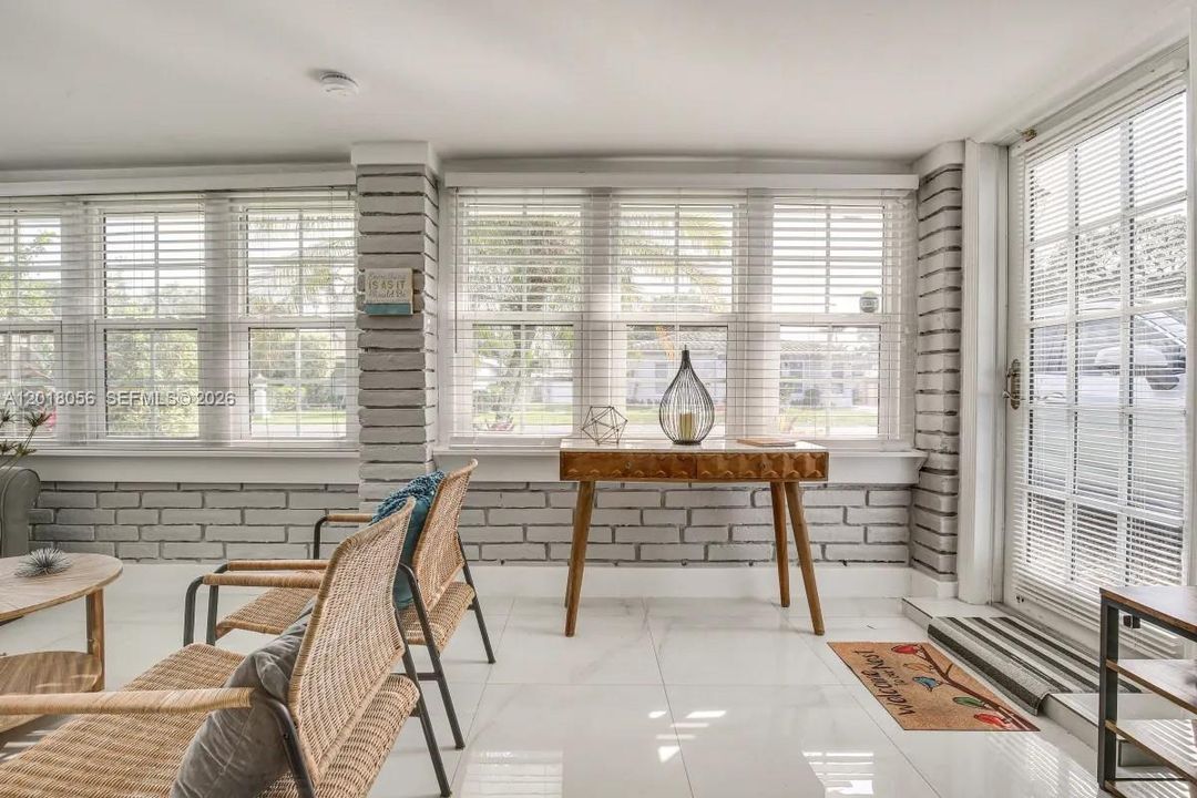 For Sale: $485,000 (2 beds, 2 baths, 695 Square Feet)