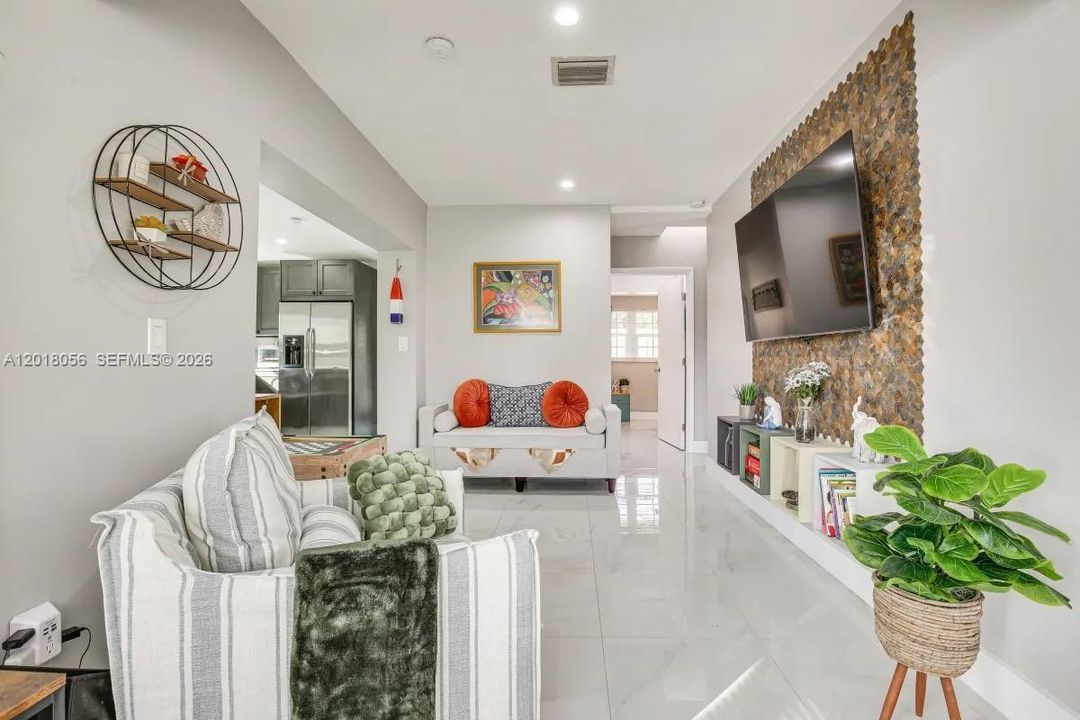 For Sale: $485,000 (2 beds, 2 baths, 695 Square Feet)