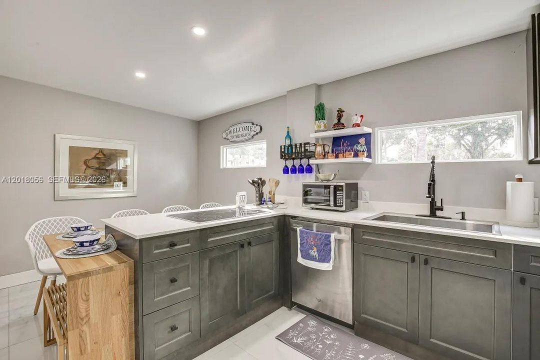 For Sale: $485,000 (2 beds, 2 baths, 695 Square Feet)