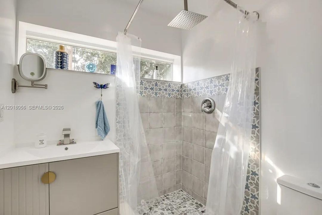 For Sale: $485,000 (2 beds, 2 baths, 695 Square Feet)