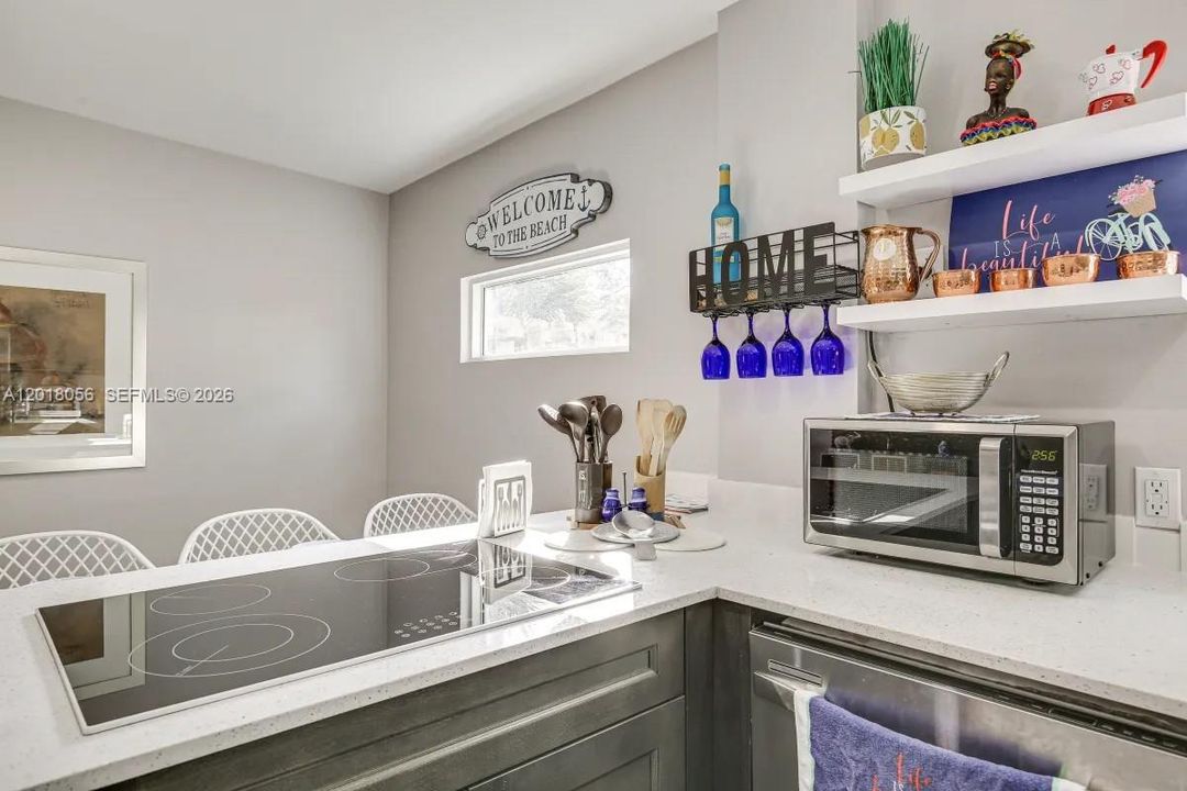 For Sale: $485,000 (2 beds, 2 baths, 695 Square Feet)