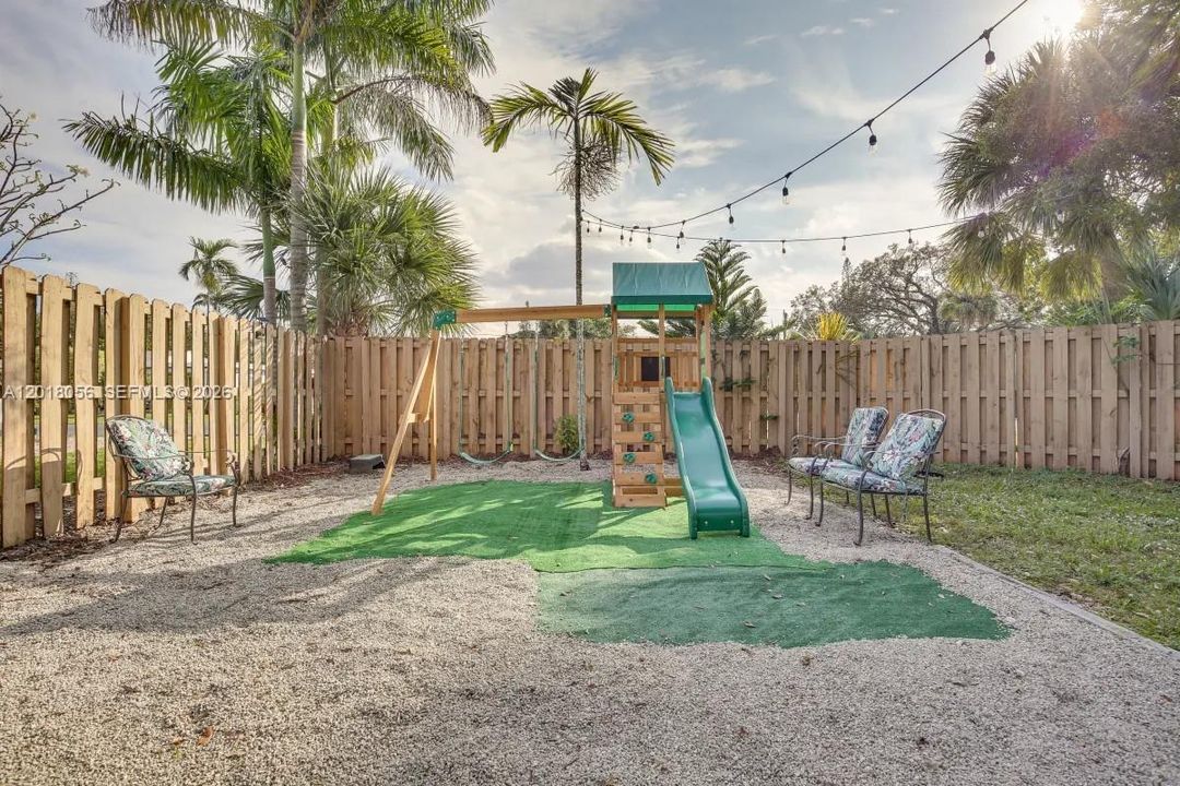 For Sale: $485,000 (2 beds, 2 baths, 695 Square Feet)