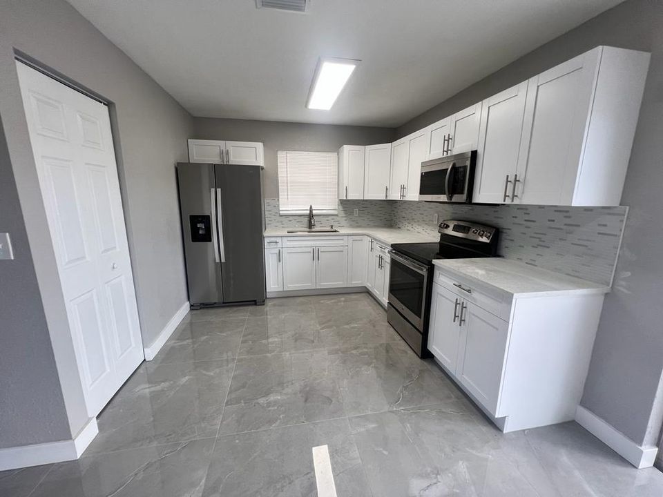 New Kitchen w/Cuartz Counters