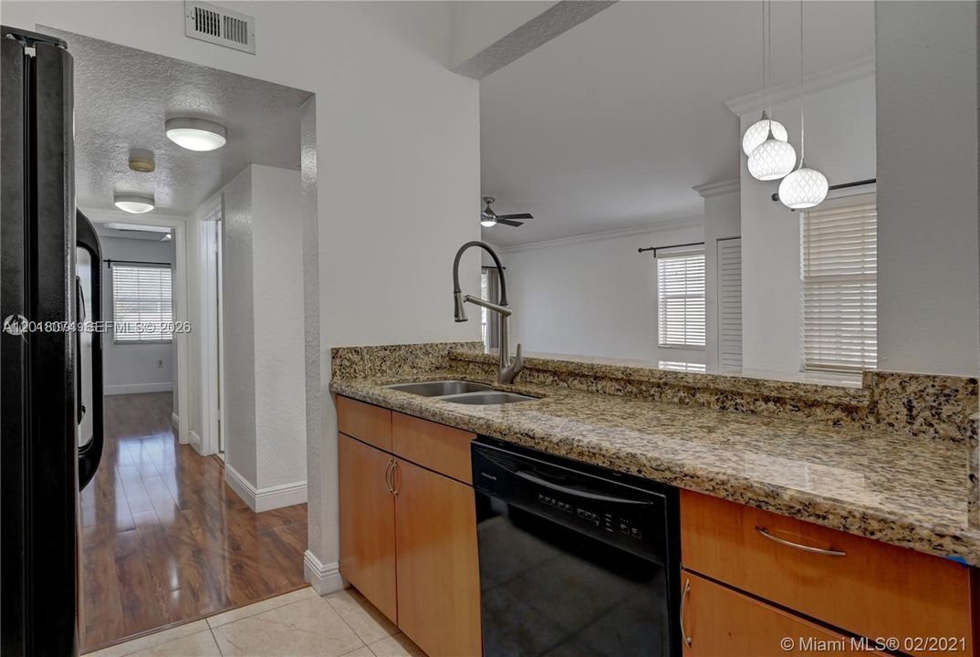 For Sale: $230,000 (2 beds, 2 baths, 981 Square Feet)
