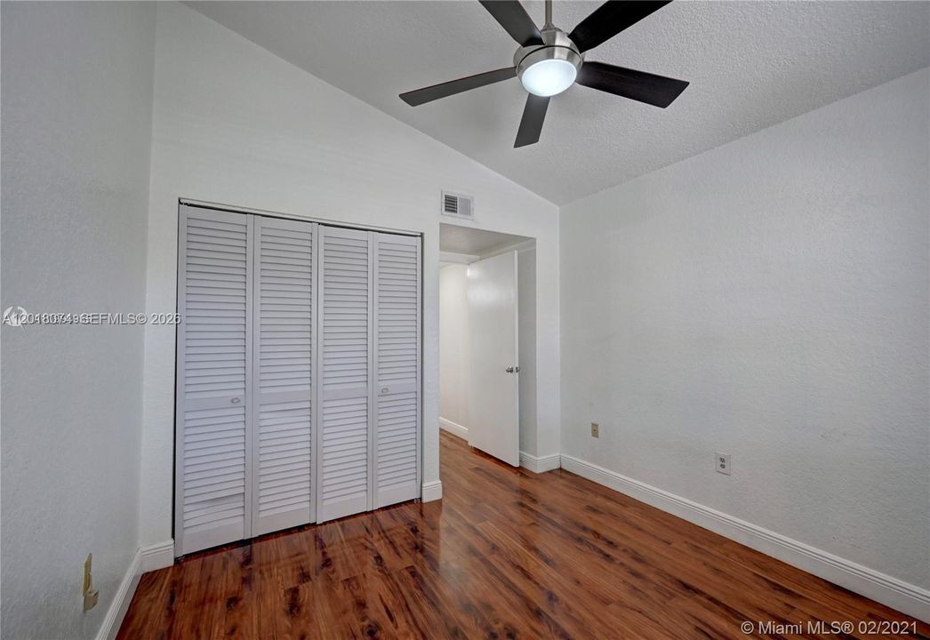For Sale: $230,000 (2 beds, 2 baths, 981 Square Feet)