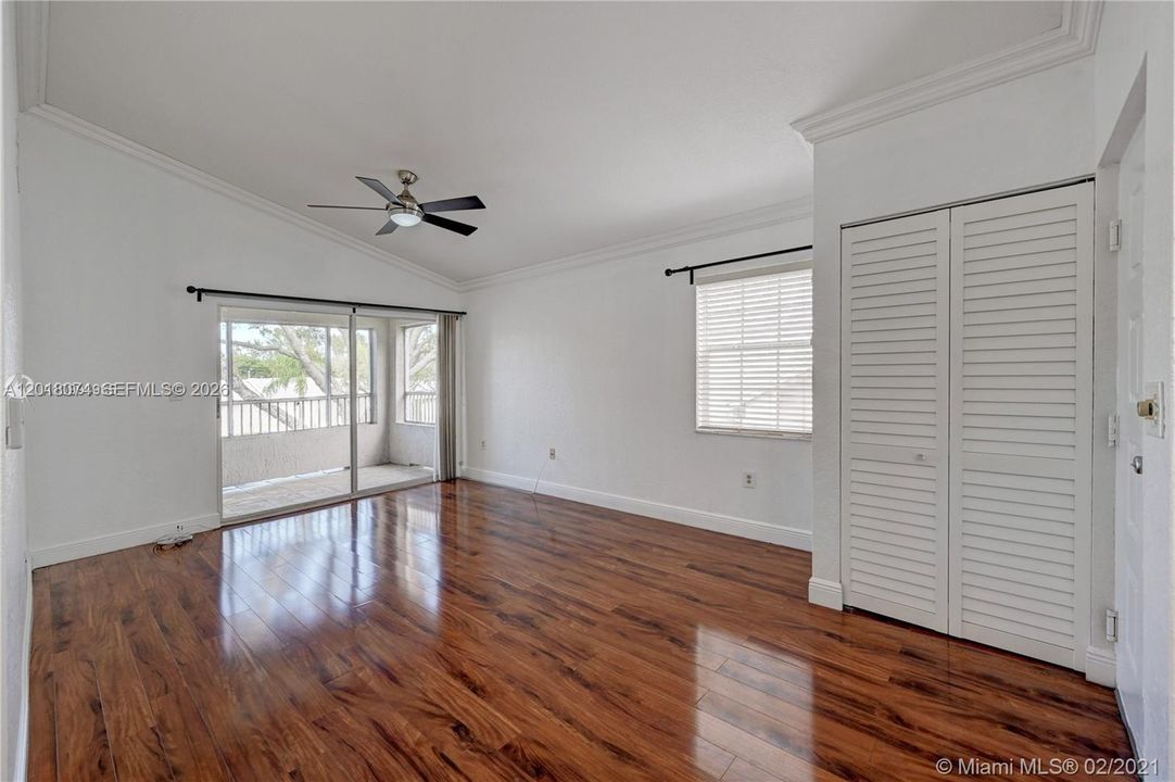 For Sale: $230,000 (2 beds, 2 baths, 981 Square Feet)