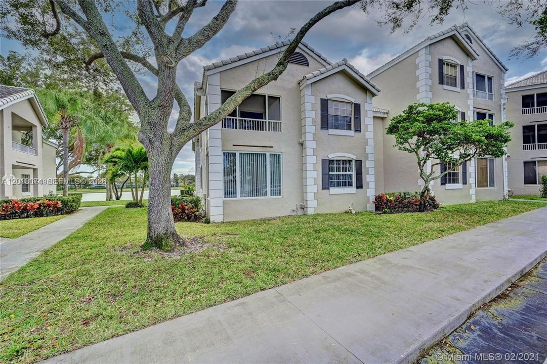 For Sale: $230,000 (2 beds, 2 baths, 981 Square Feet)