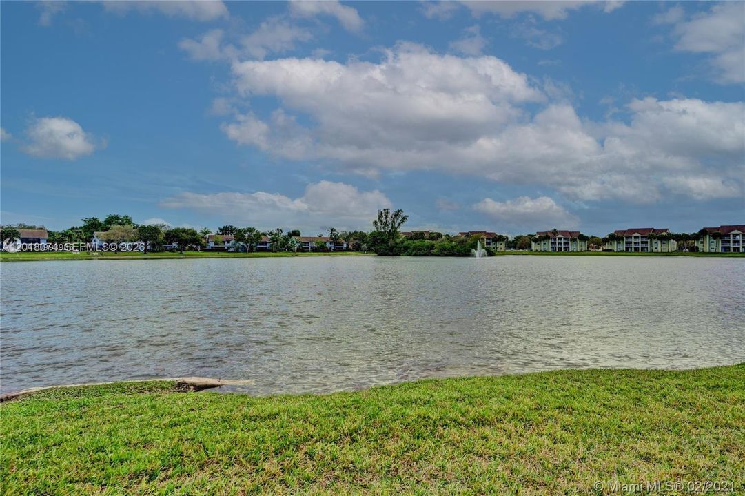 For Sale: $230,000 (2 beds, 2 baths, 981 Square Feet)