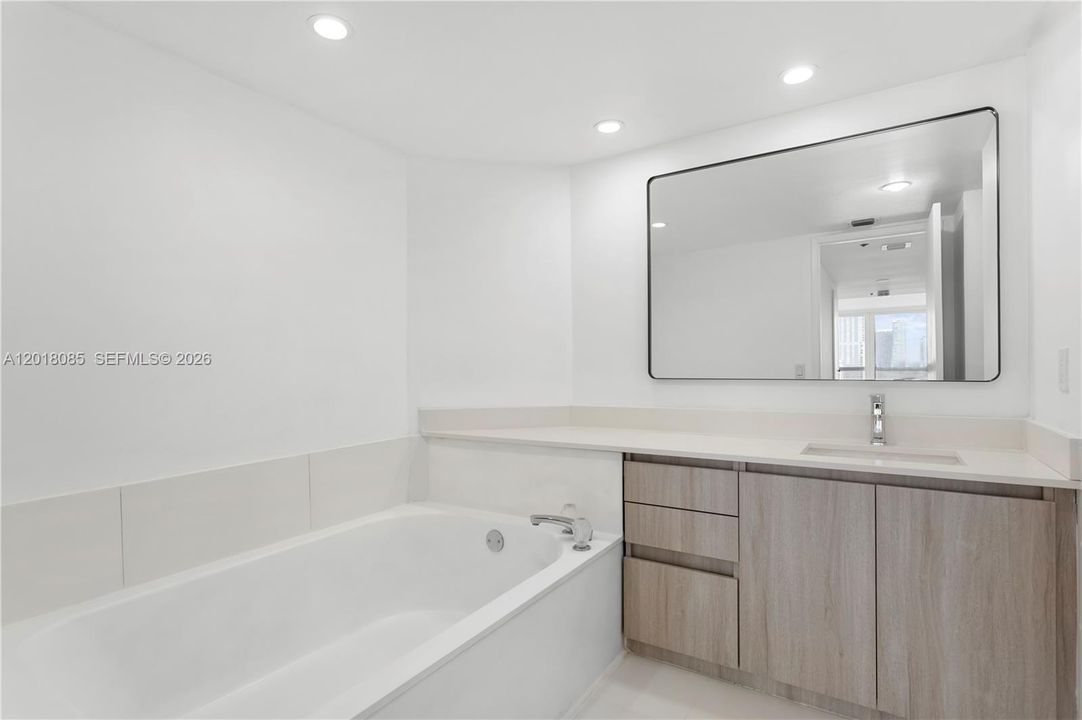 Master Bath tub