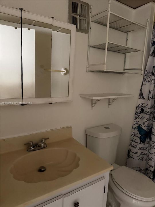 Active With Contract: $1,650 (2 beds, 2 baths, 949 Square Feet)