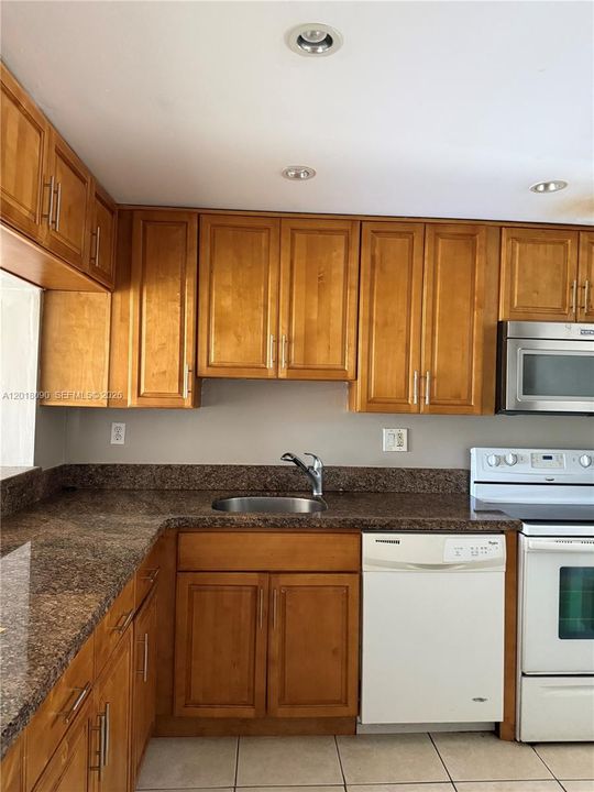 Active With Contract: $1,650 (2 beds, 2 baths, 949 Square Feet)