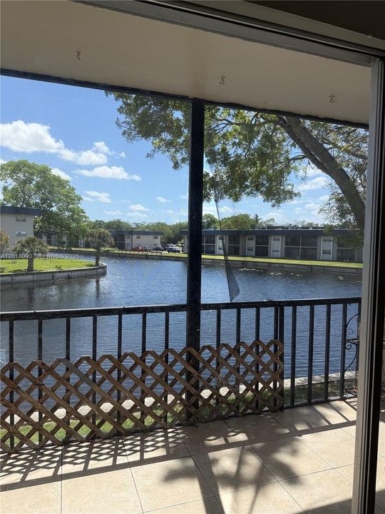 Active With Contract: $1,650 (2 beds, 2 baths, 949 Square Feet)