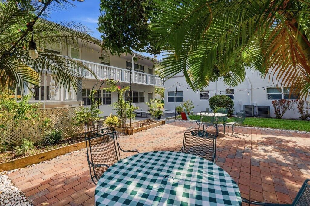 Community Patio.jpeg-SMALL