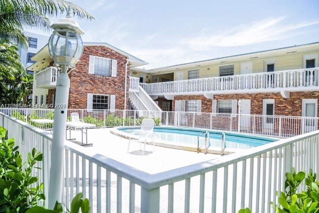 Active With Contract: $2,700 (1 beds, 1 baths, 530 Square Feet)