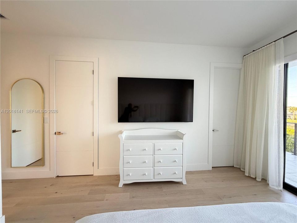For Rent: $27,000 (5 beds, 6 baths, 5231 Square Feet)