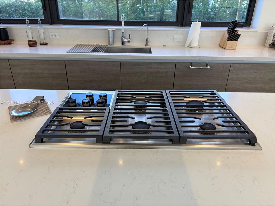 For Rent: $27,000 (5 beds, 6 baths, 5231 Square Feet)