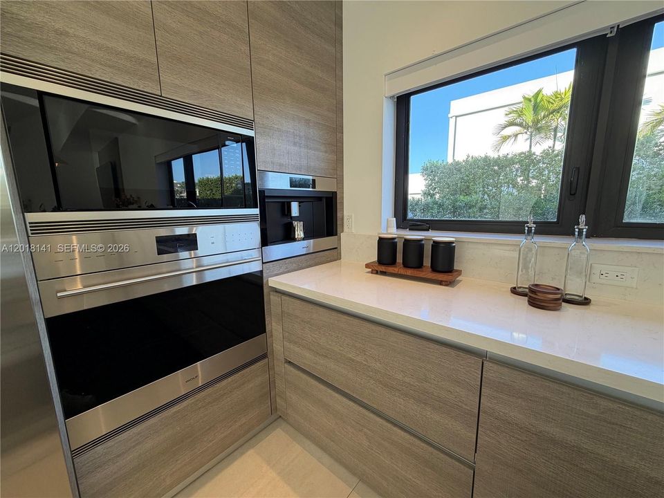 For Rent: $27,000 (5 beds, 6 baths, 5231 Square Feet)
