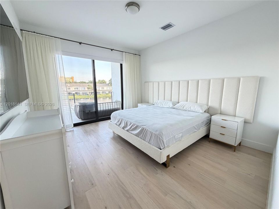 For Rent: $27,000 (5 beds, 6 baths, 5231 Square Feet)