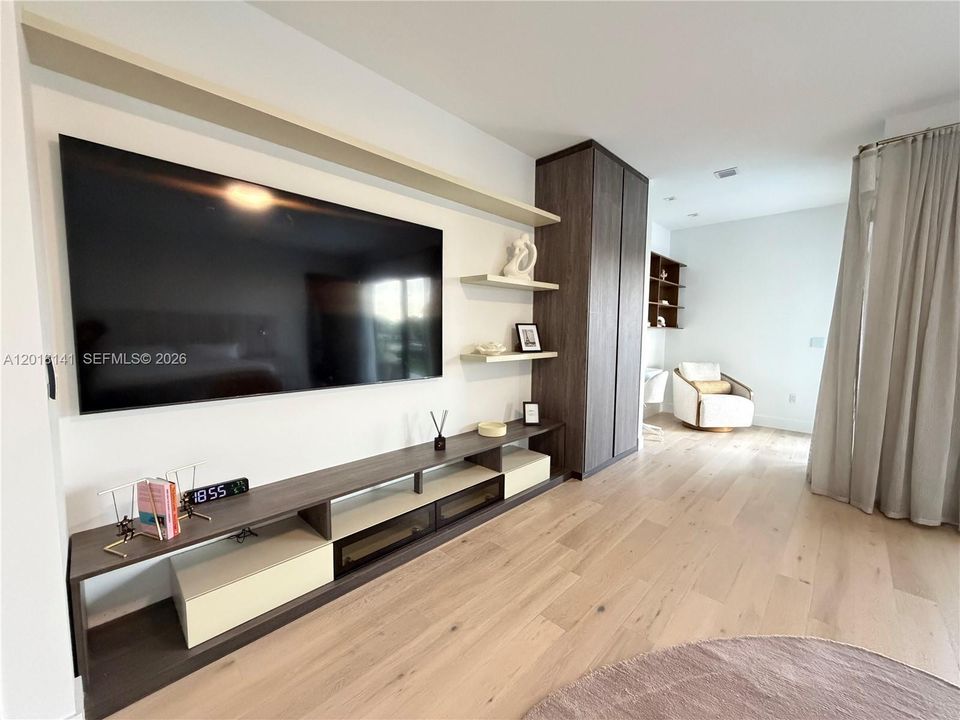 For Rent: $27,000 (5 beds, 6 baths, 5231 Square Feet)