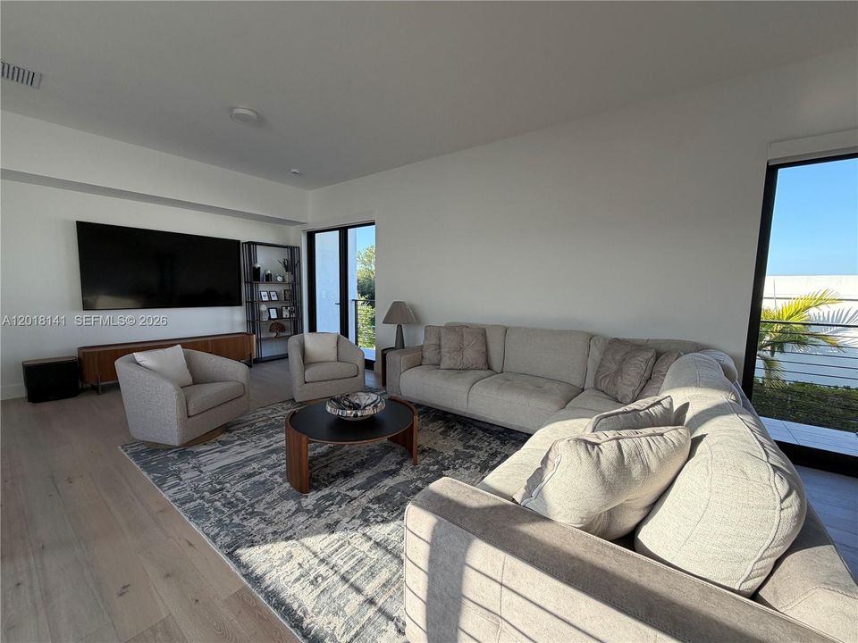 For Rent: $27,000 (5 beds, 6 baths, 5231 Square Feet)