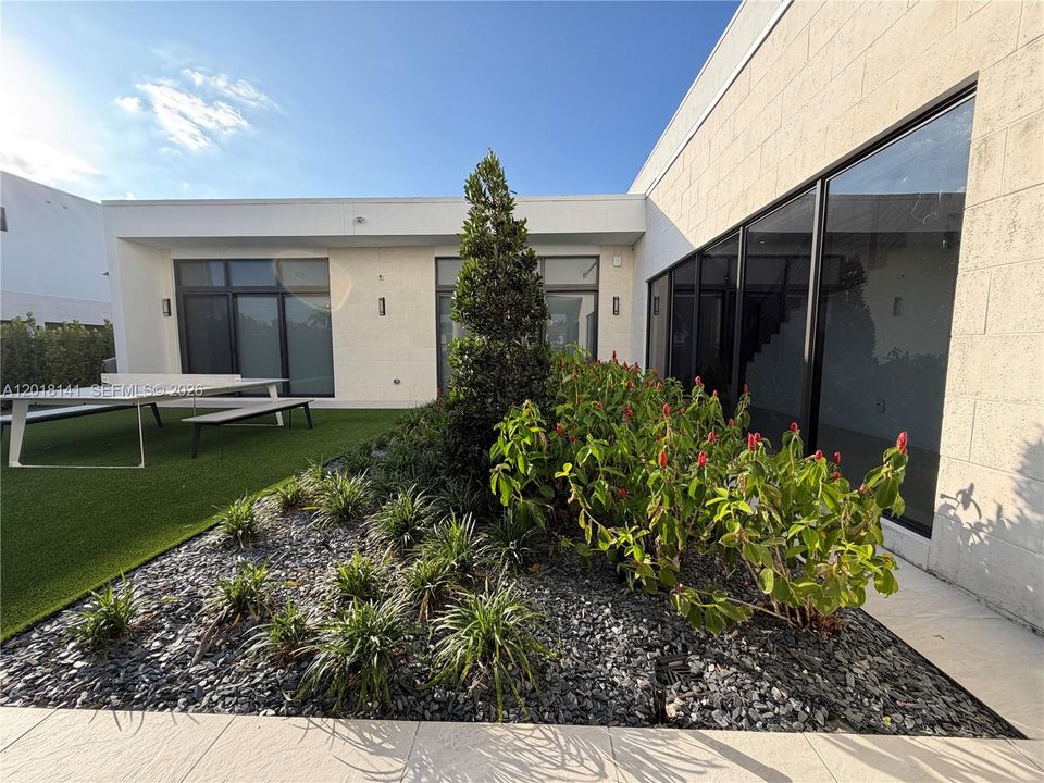 For Rent: $27,000 (5 beds, 6 baths, 5231 Square Feet)