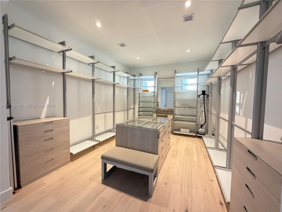 For Rent: $27,000 (5 beds, 6 baths, 5231 Square Feet)
