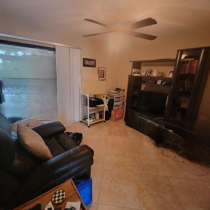 GUEST ROOM/DEN