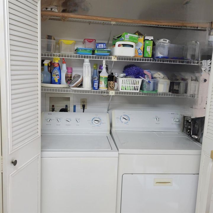 INTERIOR LAUNDRY CLOSET