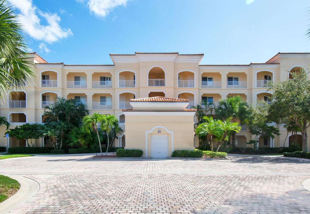 22 Harbour Isle Dr W 204