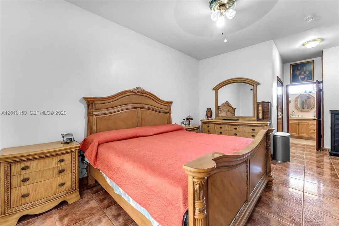 Activo con contrato: $1,450,000 (3 camas, 2 baños, 2878 Pies cuadrados)