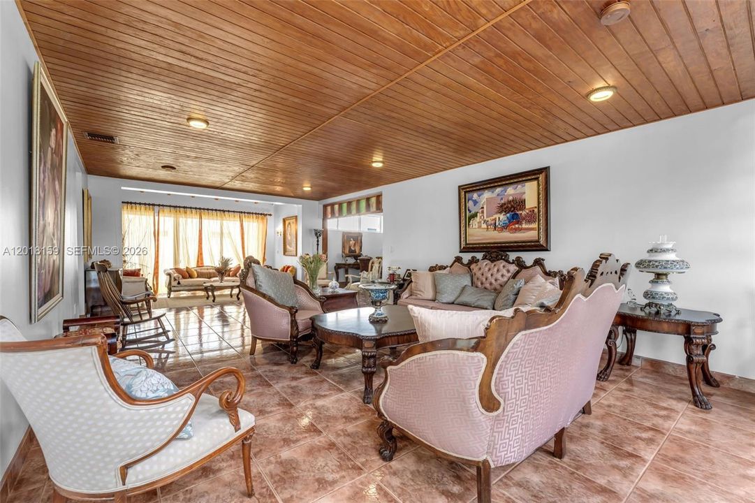 Activo con contrato: $1,450,000 (3 camas, 2 baños, 2878 Pies cuadrados)