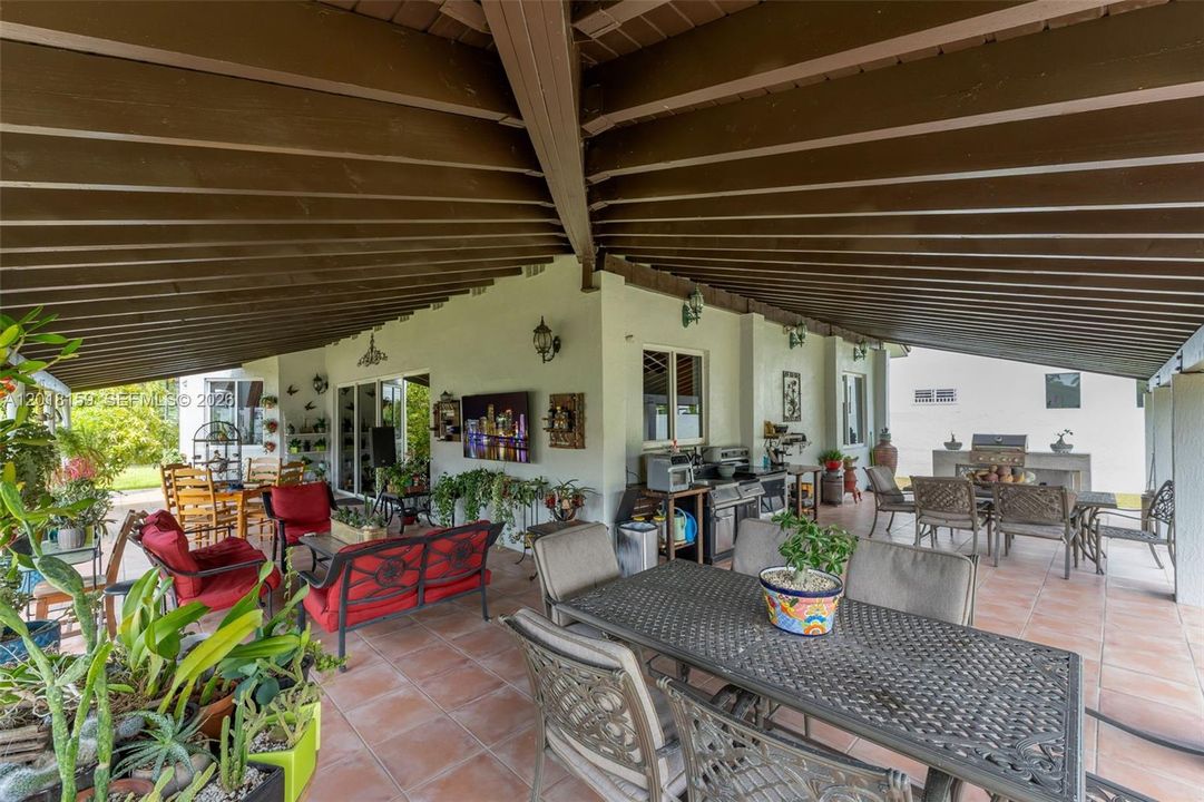 Activo con contrato: $1,450,000 (3 camas, 2 baños, 2878 Pies cuadrados)