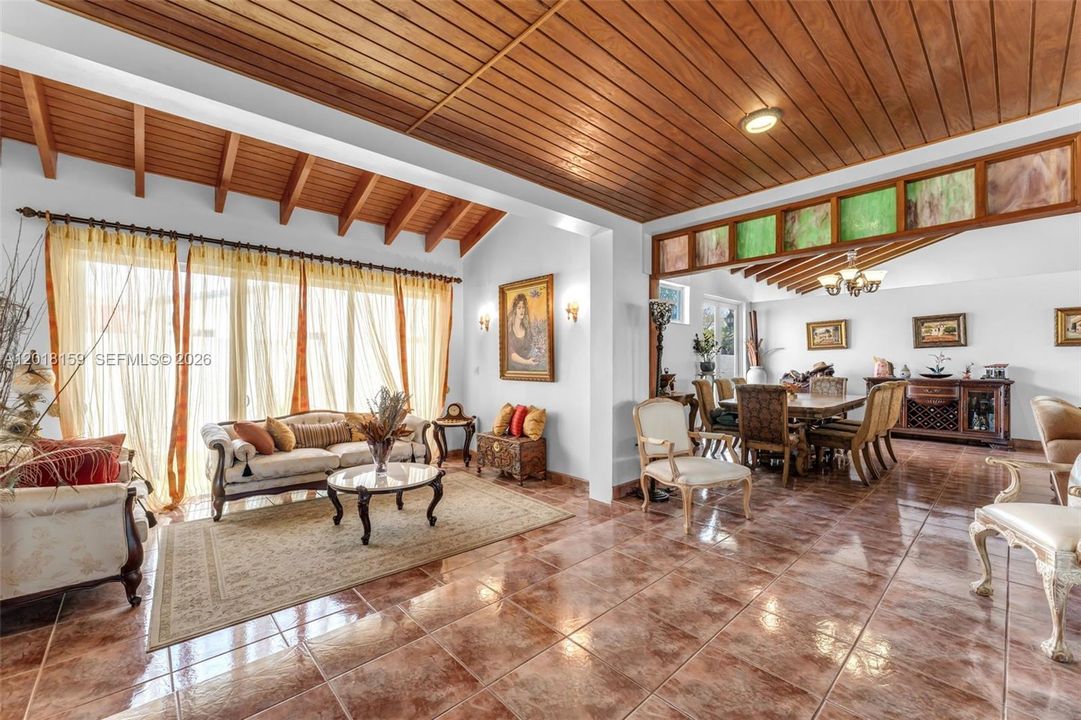 Activo con contrato: $1,450,000 (3 camas, 2 baños, 2878 Pies cuadrados)