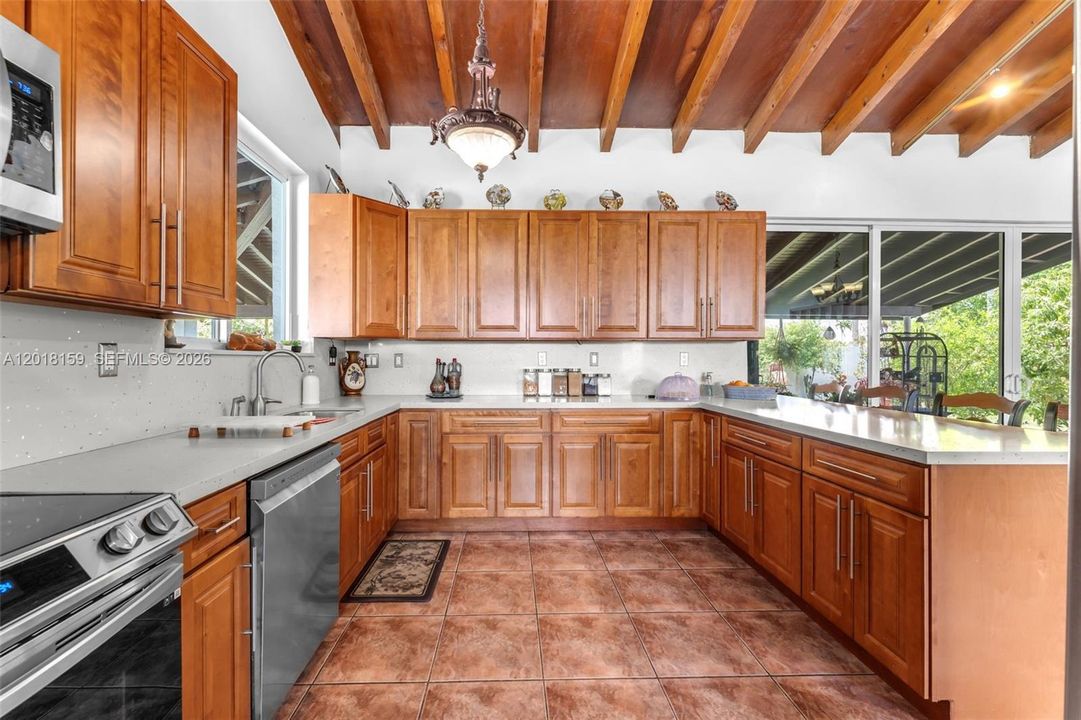 Activo con contrato: $1,450,000 (3 camas, 2 baños, 2878 Pies cuadrados)