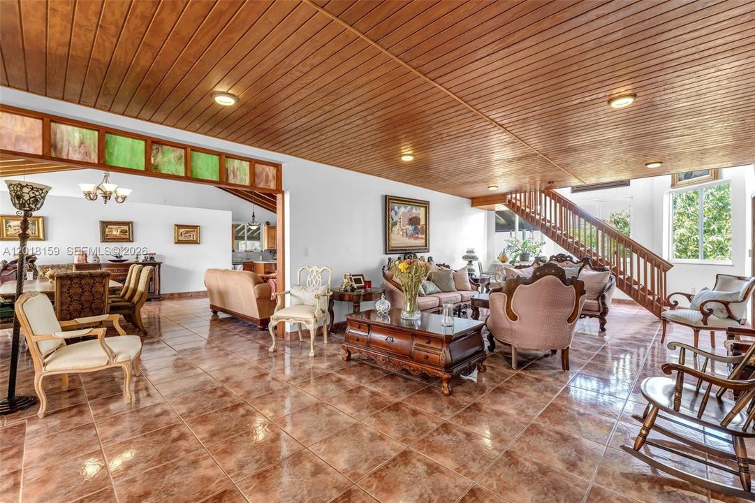 Activo con contrato: $1,450,000 (3 camas, 2 baños, 2878 Pies cuadrados)