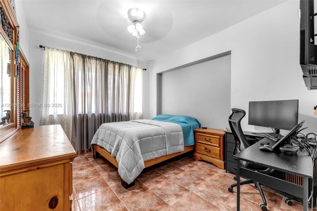 Activo con contrato: $1,450,000 (3 camas, 2 baños, 2878 Pies cuadrados)