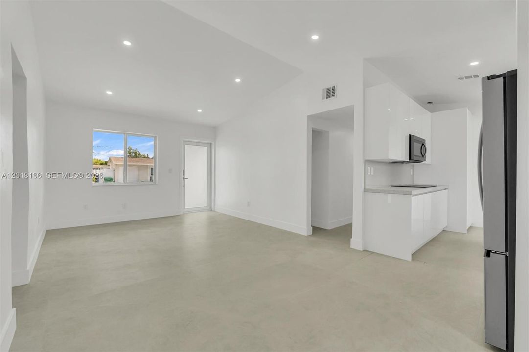 Activo con contrato: $589,000 (4 camas, 2 baños, 1228 Pies cuadrados)