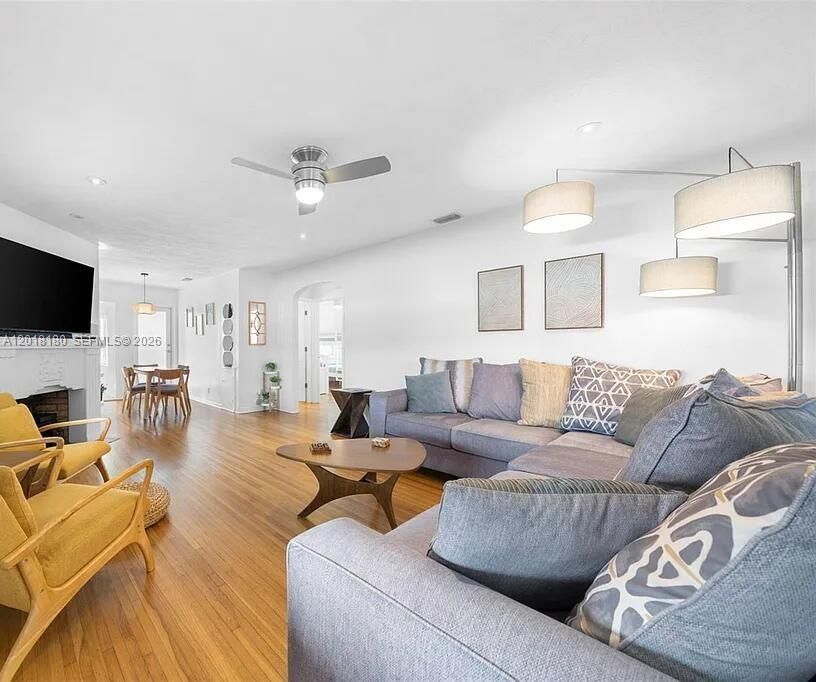 En Venta: $1,119,000 (3 camas, 2 baños, 1628 Pies cuadrados)