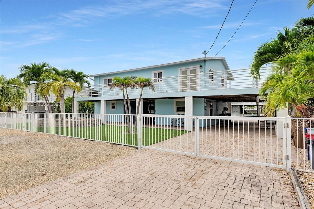 For Sale: $1,150,000 (4 beds, 3 baths, 960 Square Feet)
